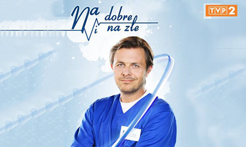 Tytuł "Na dobre i na złe" znajduje się nad postacią uśmiechniętego doktora. W prawym górnym rogu logo TVP2