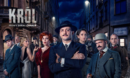 Plakat serialu "Król" emitowanego przez Canal+, w którym scenarzystką była Dana Łukasińska. Plakat przedstawia grupę głównych postaci na tle miasta nocą